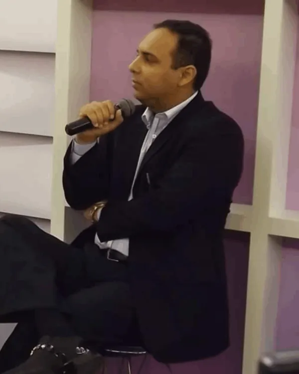 Juliano Lopes fala ao microfone durante entrevista na TV